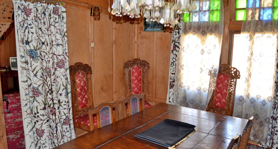 New Lady of Shalot Houseboat, Srinagar 5